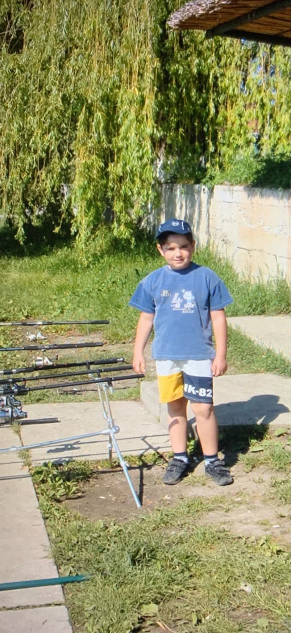 Copil lângă lansete de pescuit, la începutul pasiunii pentru apă